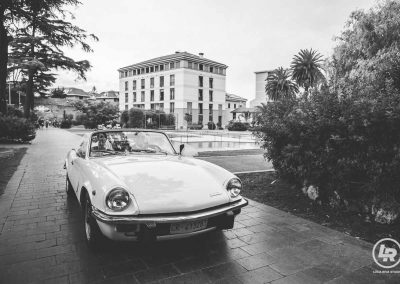 il papà porta la sposa con l'auto d'epoca